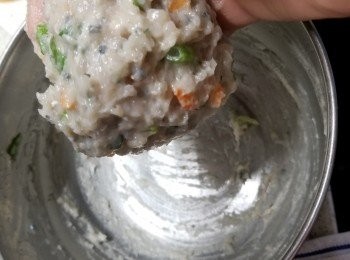 step3: 再用手將鯪魚肉由上撻入碗中,大約撻十吓左右(會令魚肉更彈牙)