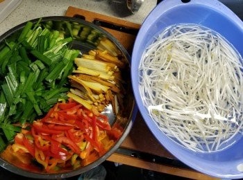 step1: 先預備好所有配料:3塊五香豆腐乾先切片再切條,110g雜椒切絲,4兩韮菜洗淨切段,6兩銀芽菜隔水待用