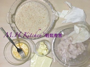 step4: 雞蛋打勻>芝士片1開16切小片>麵包糠倒在碟上