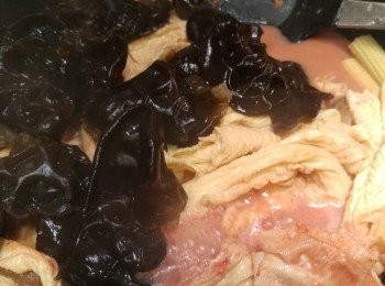 step2: 當冬菇巳入味, 可以再把雲耳、粟米芯和枝竹同炆, 如水份不夠可加入熱水。