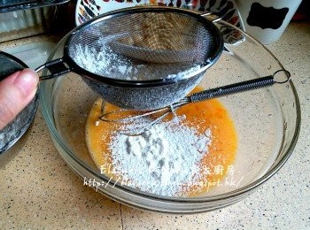 step3: 再篩入麵粉及蘇打粉 , 用刮刀拌勻至冇粉粒