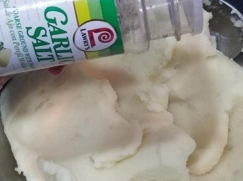 step2: 薯容加入先蒜鹽及糖備用。