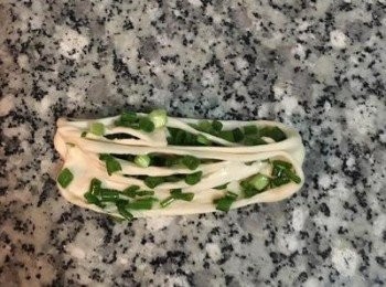 step18: 順著筷子壓的方向，將麵糰略微拉長，