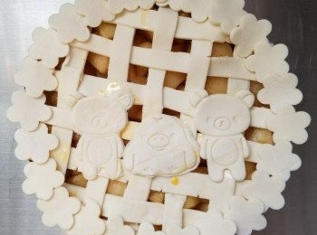 step5: 用曲奇模酥皮上印出圖案，做出自己喜歡的造型，再塗上蛋漿