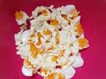 step2: 雞蛋切碎，加適量鹽，黑胡椒，沙律醬拌勻