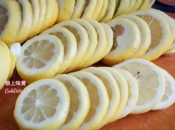 step2: 將檸檬切厚片放入樽內。