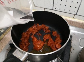 step2: 用易潔鍋白鑊下紅咖喱醬爆香， 再加入水分; 邊煮邊攪至滾起及充分融合