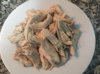 step6: 取出<a href="https://bit.ly/3EZL8dD" target="_blank" data-keyword="雞胸" class="guide-link"><strong>雞胸</strong></a> <span style="display:inline-block;vertical-align:middle;margin-top:-3px;color:initial;border-radius:3px;padding:2px 3px;font-size:12px;line-height:14px;background:#87d300;color:#fff;">即買</span> 後，靜置到略降溫，便可順著紋路撕成適當大小。