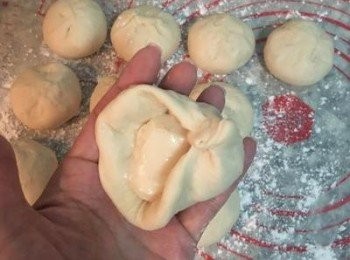 step14: 像包肉餡一樣的將油酥包起來，開口要捏緊～且要依照包的順序排好隊喔！！