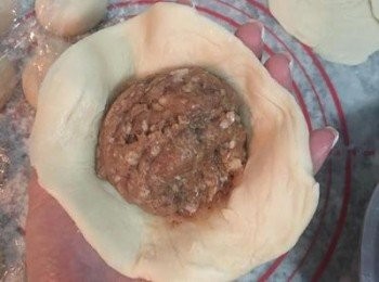 step19: 冰箱拿出<span class="group_2">內餡</span>，包入一大匙的肉餡，
註：如果怕拿捏不好肉餡的份量，則可以先秤好份量再包。