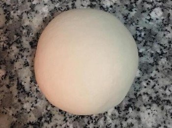 step6: 取出鬆弛後的麵糰，揉勻，過鬆弛的麵糰，兩三下就可以揉的很光滑喔～