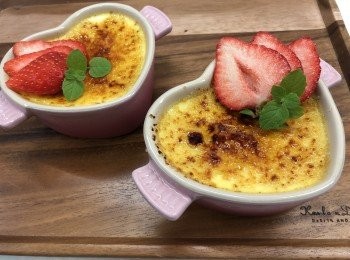 step2: 把餘下鮮奶加入糖用小火煮溶後可關火，逐   小加入1.(雞蛋鮮奶液內拌勻)