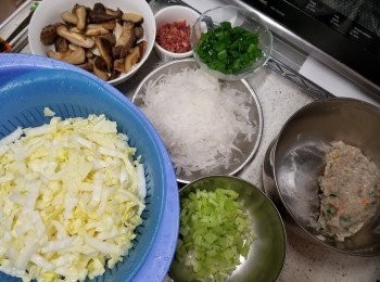 step5: 6-8隻蒸過的冬菇切片,25g金華火腿切成茸,300g白蘿蔔刨去皮後洗淨後再刨絲,300g紹菜洗淨切絲,60g芹菜切粒,蔥1條切粒及處理好的鯪魚肉待用