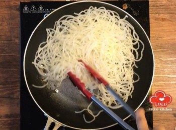 step7: 原鑊加少許油，開中火炒瀨粉