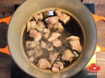 step4: 加入排骨，煮滾後轉細火炆燉至收汁