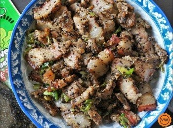 step4: 依個人喜好改用新鮮的肉品，翻炒前則需調味；而今天選用的是黑胡椒燒肉，所以基本上只要切片加點蒜苗快炒至熟即可
