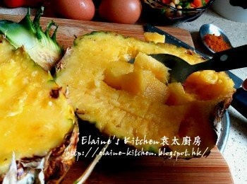 step2: 原個菠蘿切成兩邊 , 用刀界下菠蘿肉後用匙羹起出菠蘿肉 , 將菠蘿肉切細粒