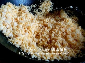 step12: 加入咖哩粉 , 魚露 , 鹽及胡椒粉調味拌炒至冷飯完全不黏鑊