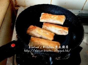 step14: 鑊中加入油燒熱 , 將春卷放入鑊中 , 用慢火慢慢煎至兩面金黃色即可
