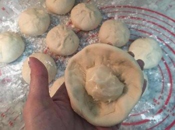 step13: 將麵糰從下方，由內向外拉開，