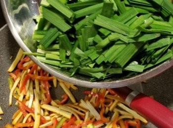 step8: 再加入韮菜炒勻