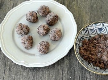 step1: 將紅豆蓉分成8份，搓圓