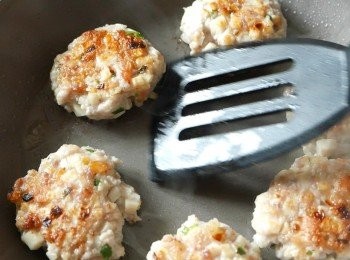 step10: 打開，調到中大火，把藕餅兩面輕輕煎至金黃色即成。