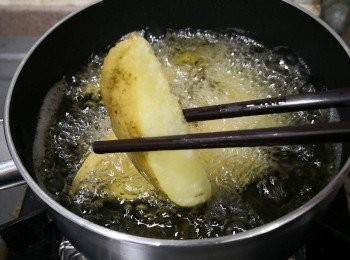 step5: 將薯角炸至表面微黃