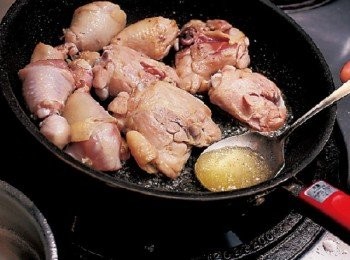 step4: 舀掉多餘的油。(煎煮過程中若釋出大量的油，用湯匙適度舀掉。)