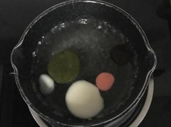 step7: 煮滾一鍋水，放入「粿脆」煮到浮起後撈出，瀝乾水份。