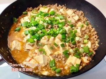 step11: 撒上蔥花、淋上<span class="group_3">麵粉水</span>