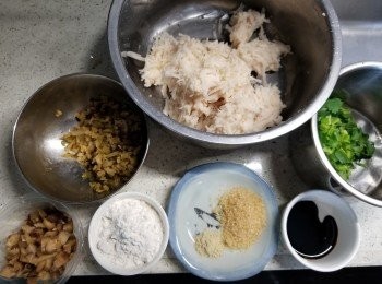 step3: 預備好所有材料:冬菇浸軟切細粒,木耳榨菜切細粒,莞荽洗淨切粒,將所有材料拌勻