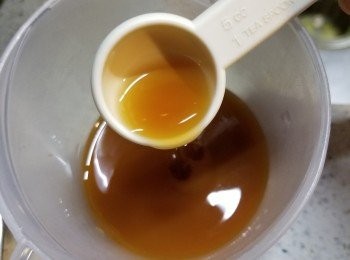 step12: 將汁料:素蠔油30g,砂糖5g,生粉3g,麻油1茶匙,食用凍開水80g拌勻