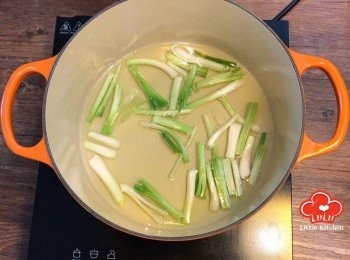 step3: 落油開小火，先炸蔥白至金黃色，撈出備用