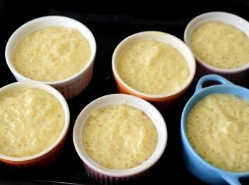 step5: 倒入容器內，再放入一個大焗盤，倒入熱水(大約1/3的高度），放入已預熱200度C焗爐內，焗約20-25分鐘或至表面有少許焦糖色即成！(也可以在中間加點紅豆蓉）