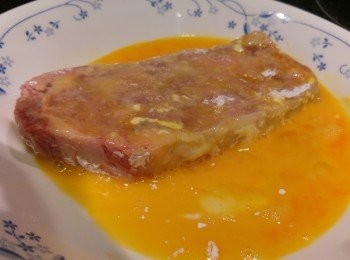 step3: 牛扒醮上蛋液。