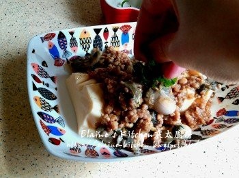 step12: 雞蛋豆腐切件放上碟 , 再淋上蠔仔肉碎 , 再放上蔥絲即可