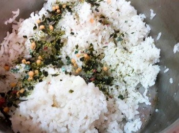 step8: 白飯中加入二包梅子口味的お茶漬け拌勻