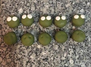 step11: 接著將白麵糰等分成20顆並揉成圓型；粉紅麵糰取一半分成20顆也揉成圓型。
取出綠色湯圓，用筷子沾水輕壓出眼睛的位置後壓上白色麵糰（<span class="group_4">大眼蛙眼白</span>）；接著是用細ㄧ點的筷子，一樣的沾水後在綠麵糰上壓出腮紅的位置，並將粉紅麵糰壓上去。完成後再放回冷凍庫冷藏。
