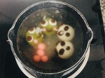 step14: 煮湯圓時，只需將水煮滾後，放入冷凍的湯圓，煮到湯圓浮起後加少許涼水，待再次水滾後即可。