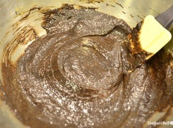 step6: 低筋麵粉、無糖可可粉過篩拌入攪拌均勻