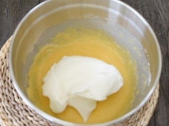 step3: 分三次加入蛋白霜，輕力拌勻