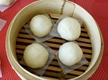 step5: 將包子放在牛油紙上，放入蒸籠內，蓋上蓋靜止30分鐘作第二次發酵 （麵團會再發大一點）