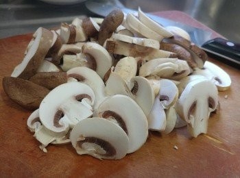 step1: 菇類切片， 洋蔥切絲;  急凍，青口及蜆肉解凍