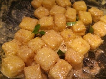 step9: 咸蛋醬起沙, 脆豆腐乾身後落香葉。