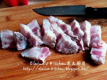 step1: 豬腩肉放入煲內加水浸過面 , 用中火煮至滾後沖一沖水再切件