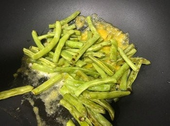 step3: 加入已焗好的四季豆炒勻即可