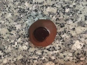 step8: 放在圓糯米糰上，用壓折的方式，讓「粿脆」完全混入糯米糰中，混好的麵糰拉開時會「牽絲」喔。