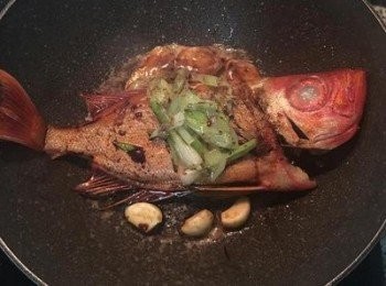 step6: 熗入醬油和米酒，