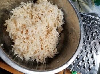 step1: 蓮藕洗淨刨去皮後,再刨成幼絲